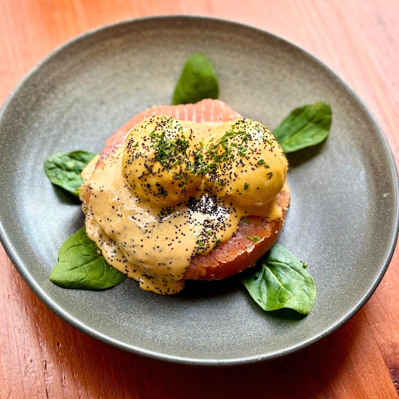 Huevos Benedict con salmón ahumado y salsa holandesa en Mafrens, La Latina Madrid